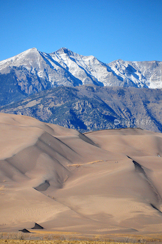 美国科罗拉多州落基山脉和大沙丘的Sangre de Cristo山脉积雪覆盖的山峰